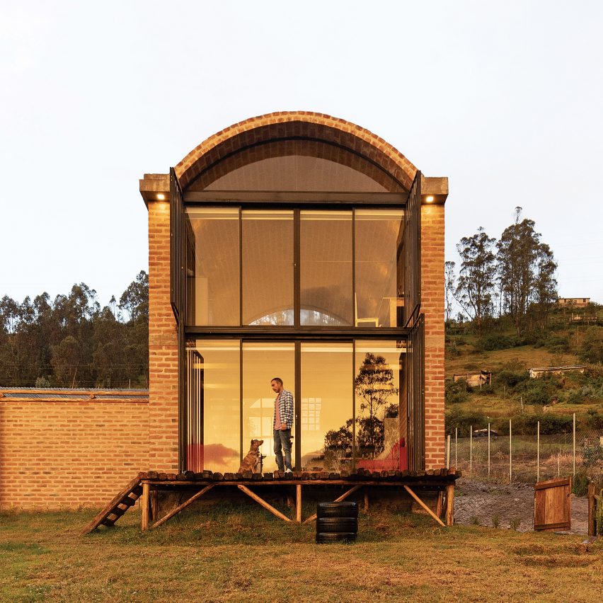 ERDC arquitectos creates a "bread oven" house with vaulted brick in Quito
