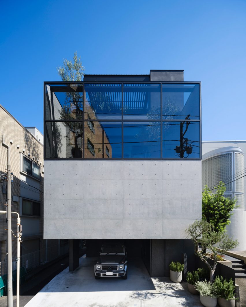 Front elevation of Espirit House in Tokyo by Apollo Architects & Associates