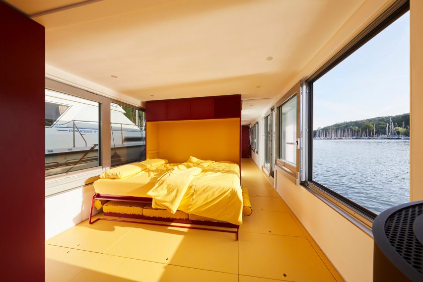 Fold-out bed in Fàng Sōng houseboat by Crossboundaries