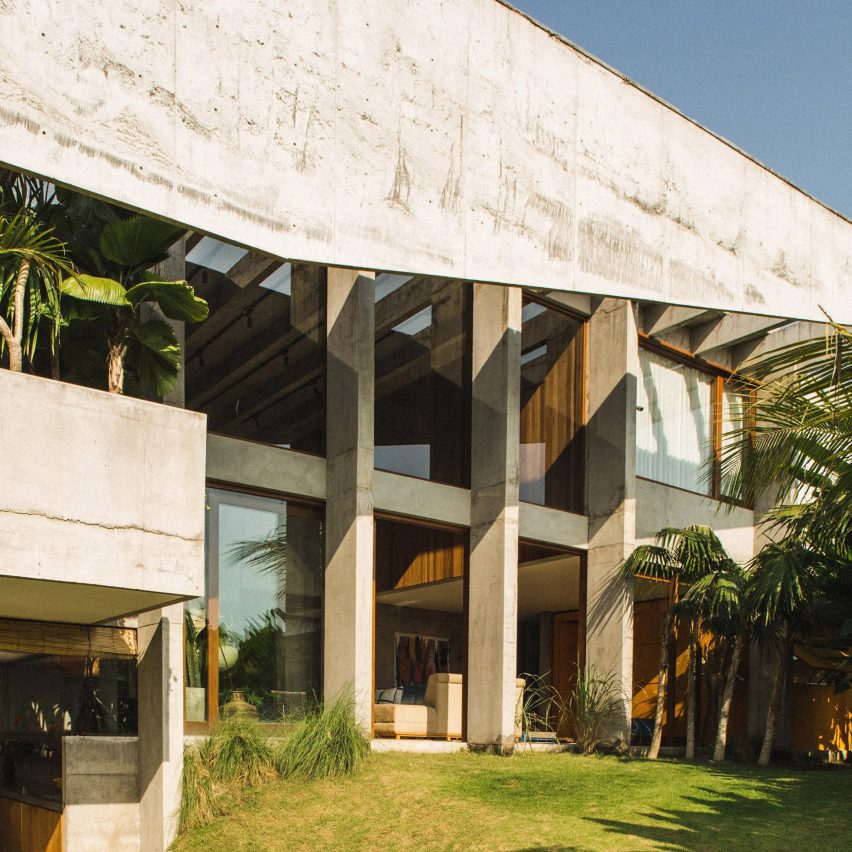 Una casa tropical brutalista en Bali por Patisandhika y Dan Mitchell