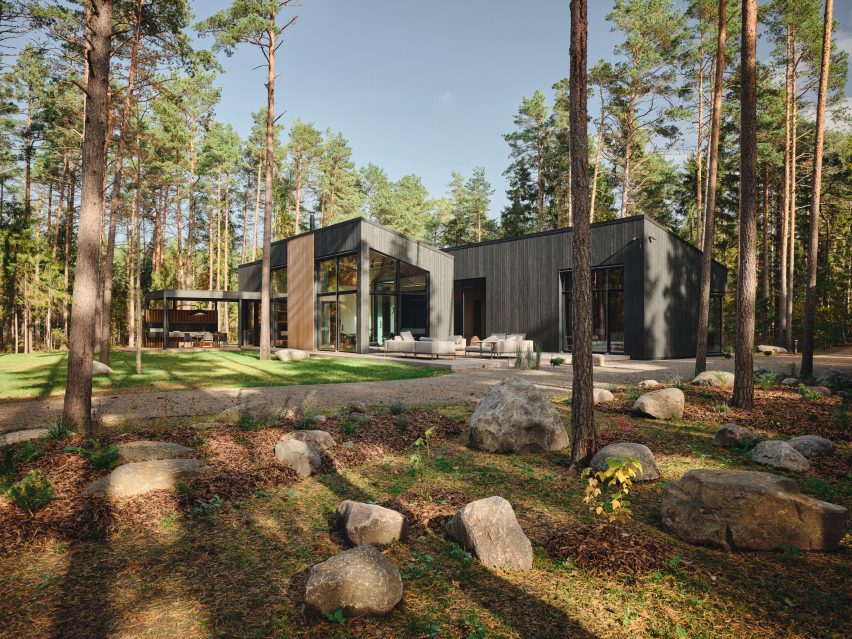 Casa de vacaciones estonia con fachada negra