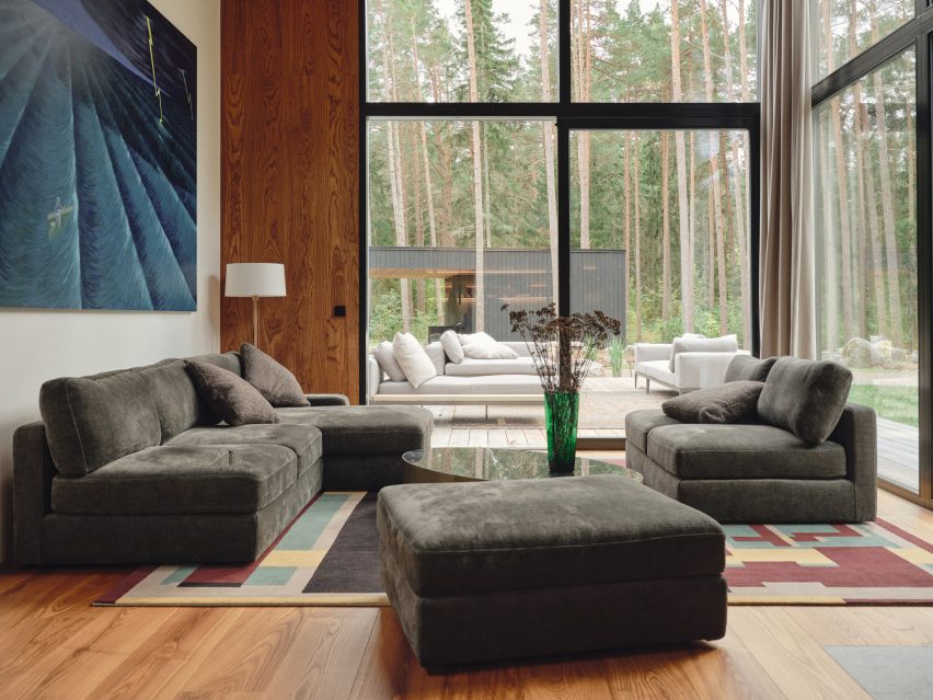 Espacio habitable de la casa de vacaciones estonia con muebles grises