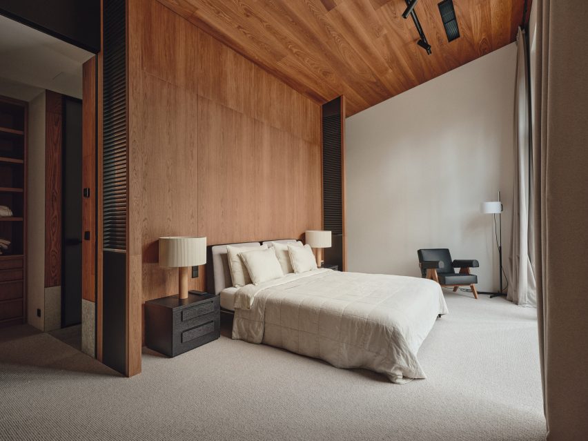 Interior revestido de madera en un espacioso dormitorio neutral 