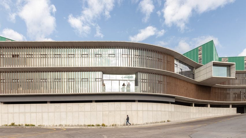 Curved exterior of Novopan offices by Diez and Muller Arquitectos
