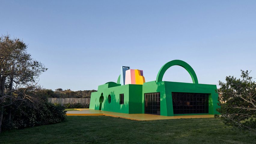 Colourful exterior of Casa Neptuna by Edgardo Giménez