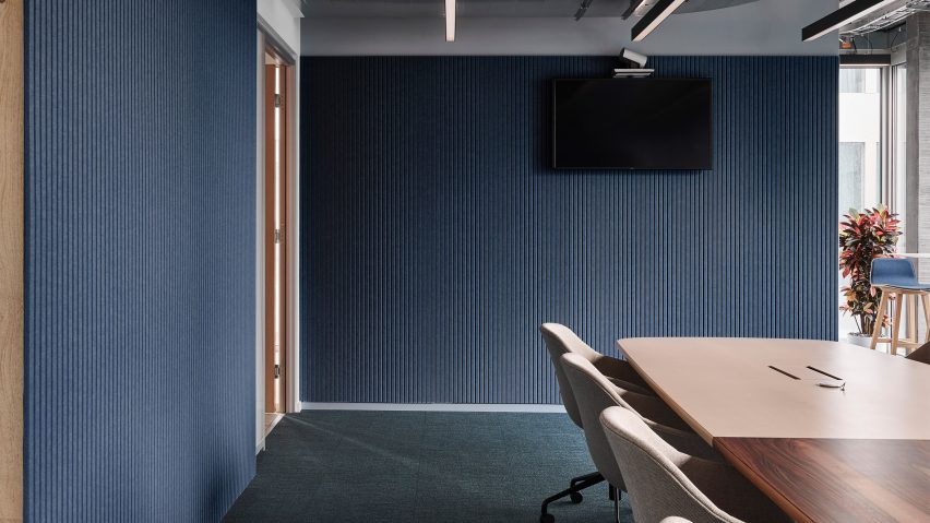 Blue Archisonic panels living the wall of a meeting room by Impact Acoustic
