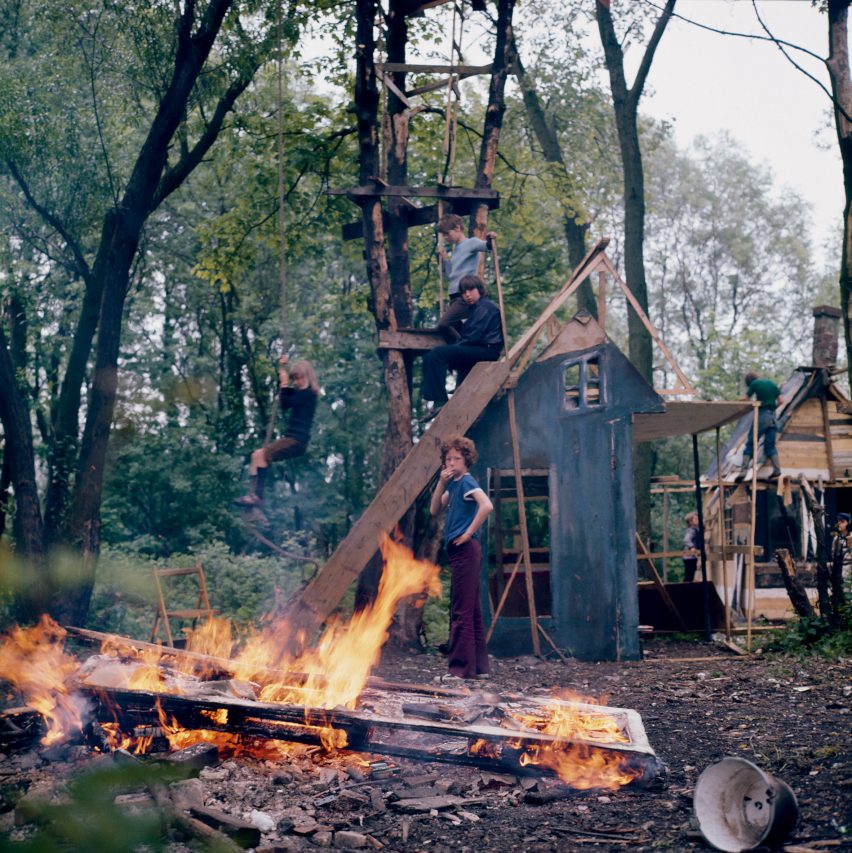 Making campfires in Jongensland, photographed by Ursula Schulz-Dornburg