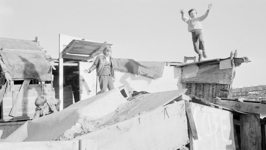Children on self-built structures in Jongensland, photographed by Ursula Schulz-Dornburg