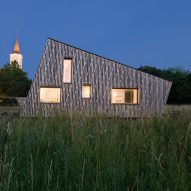 Juri Troy Architects uses timber and straw for holiday cabin in Austrian village