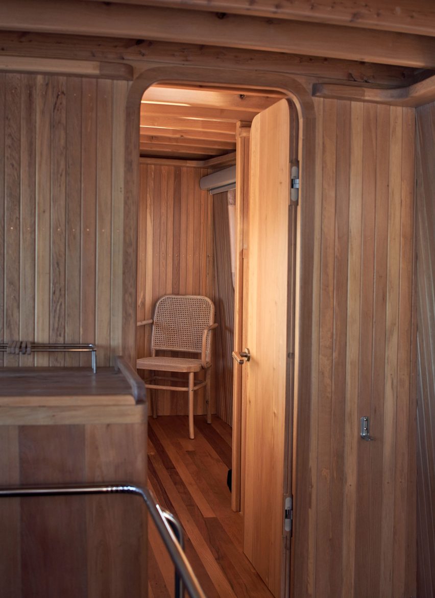 ورودی چوبی در داخل کابین قایق