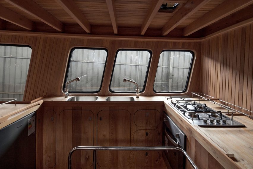 آشپزخانه در داخل قایق طراحی شده GAAA