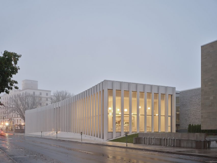 Ampliación de pabellón rectilíneo por KPMB Architects en Canadá