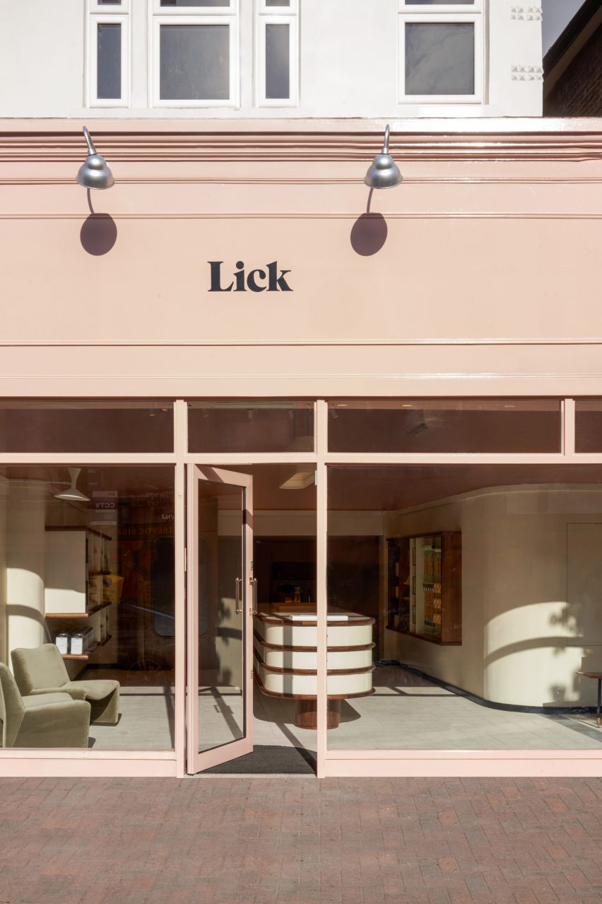 El taller de pintura Lick en Londres tiene interiores rosados