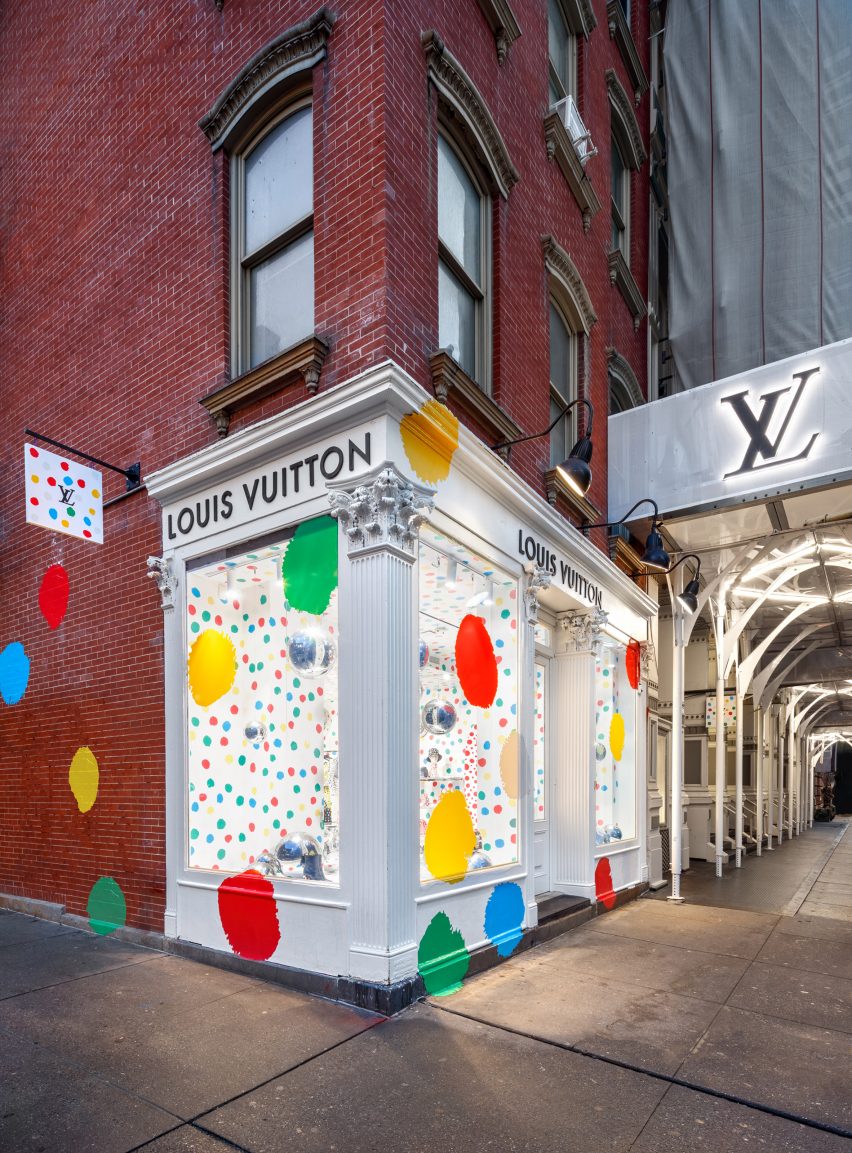 Imagen exterior de la tienda emergente de Louis Vuitton y Yayoi Kusama
