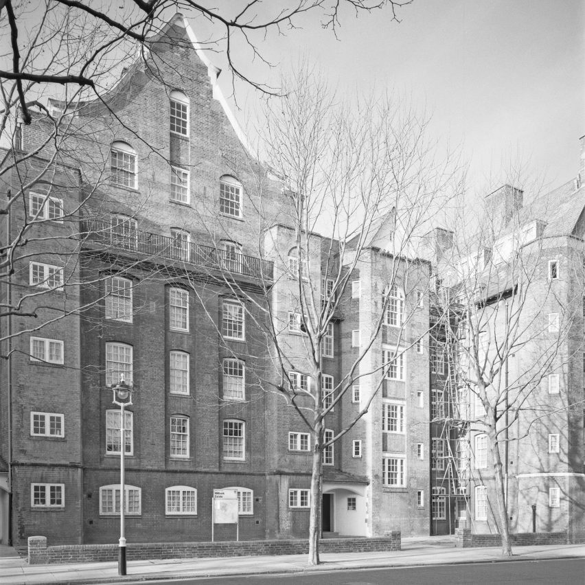 Černobílé fotografie Millbank Estate v Londýně