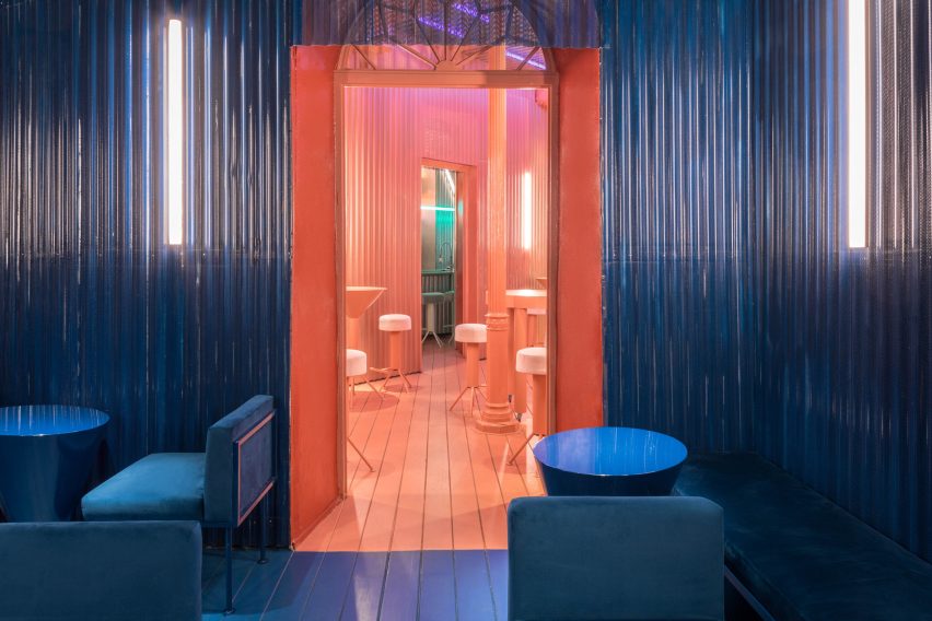 Modrý pokoj v baru Naked and Famous od Lucas y Hernández-Gil