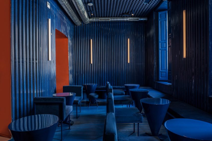 Salón azul en el bar Naked and Famous de Lucas y Hernández-Gil