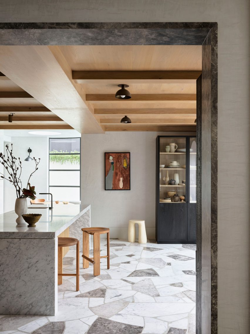 Kuchyňský interiér Pacific House navržený Alexander & Co