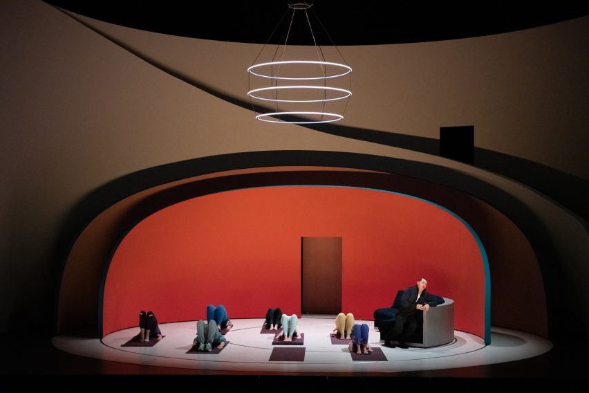 پیر یووانوویچ طراحی صحنه برای ریگولتو در تئاتر بازل