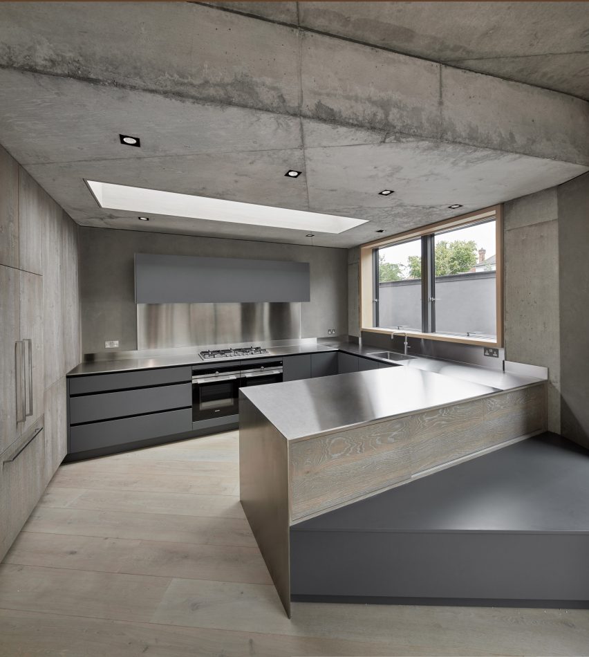 Imagen interior de una cocina en NW10 House por Platform 5 Architects
