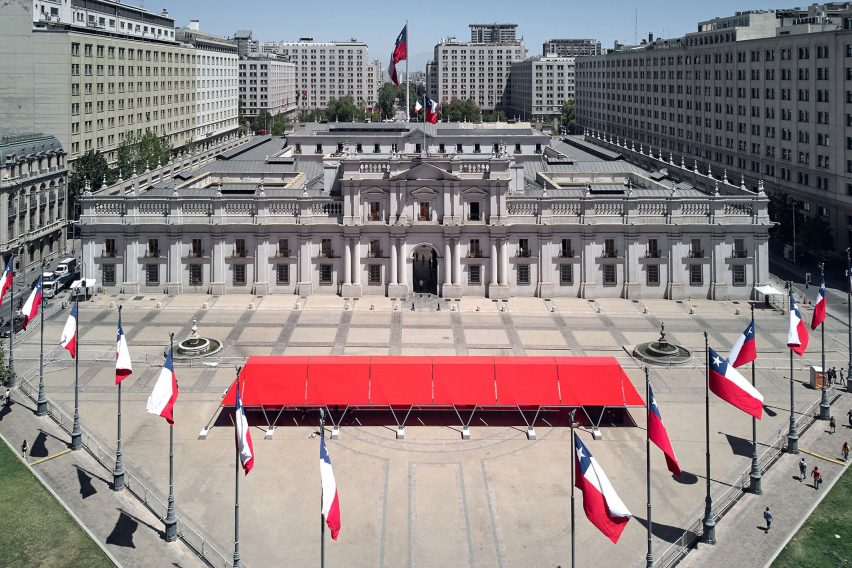 La carpa roja frente a la Casa de Gobierno de Santiago
