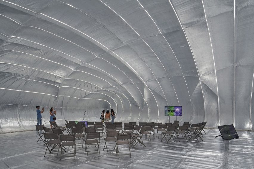 Interior with inflatable metal structure