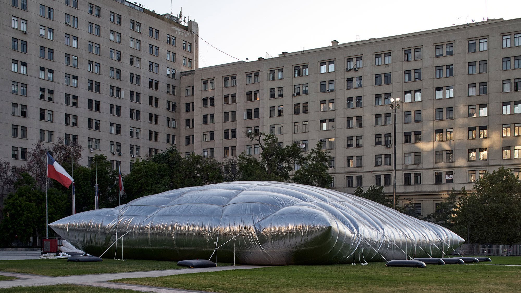 Smiljan Radic crea una grilla inflable bienal para la arquitectura chilena