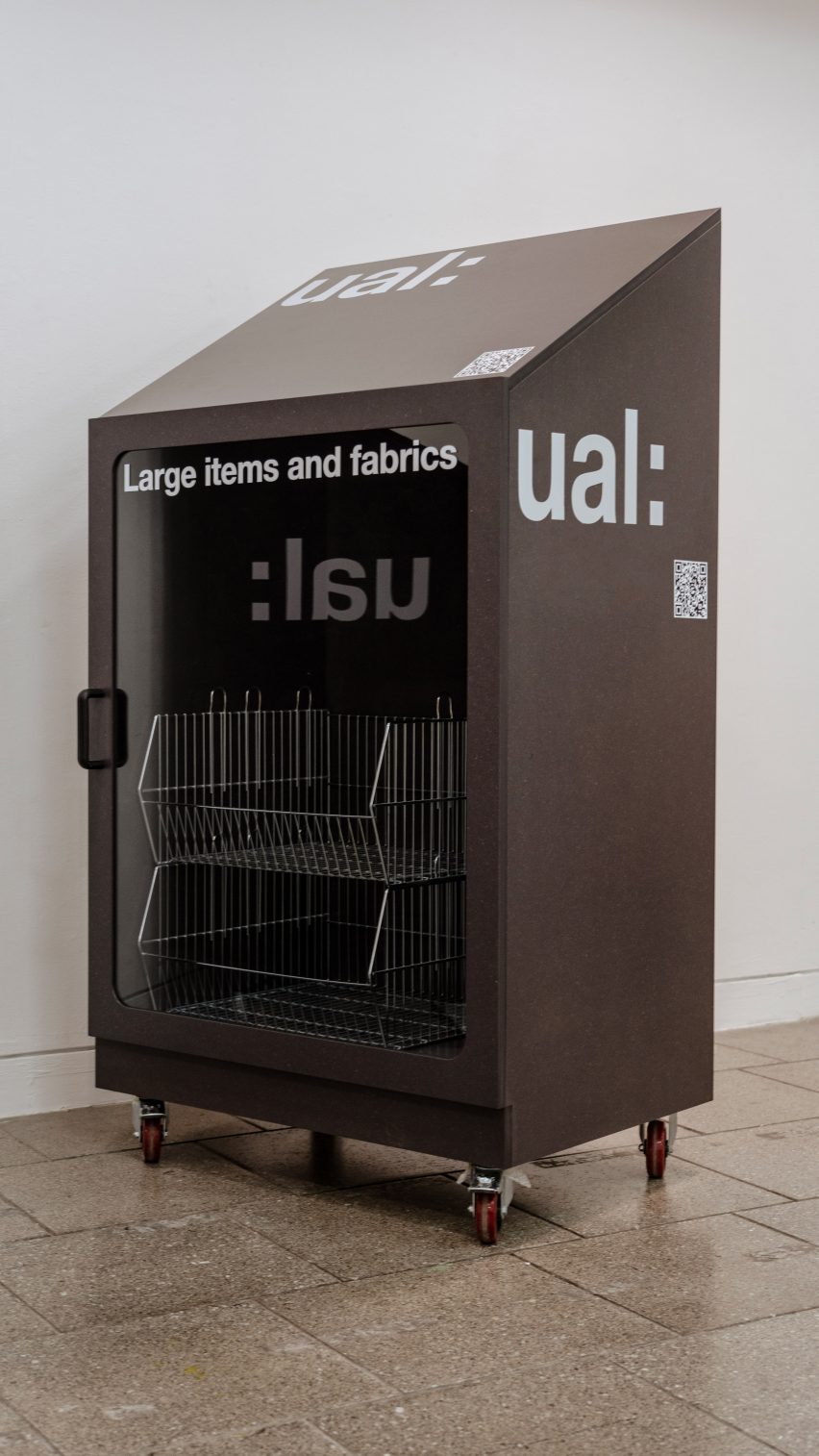 Ящик для пожертвований для крупных вещей и тканей Лондонского университета искусств (UAL)