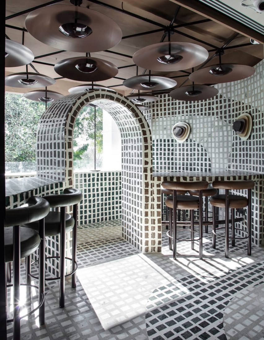 Interior de mosaico verde del restaurante Tin Tin