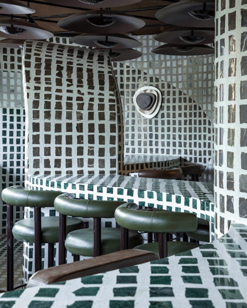 Interior de mosaico verde del restaurante Chandigarh de Renesa