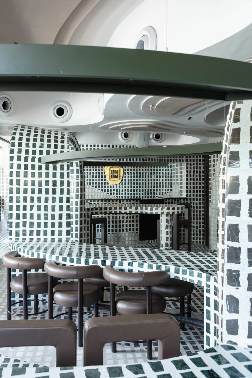 Interior de mosaico verde del restaurante Chandigarh de Renesa