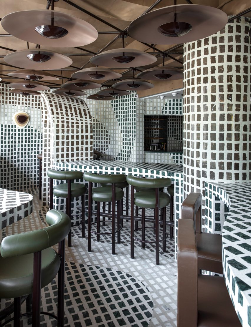 Renesa imzalı Chandigarh restoranının yeşil mozaik iç mekanı