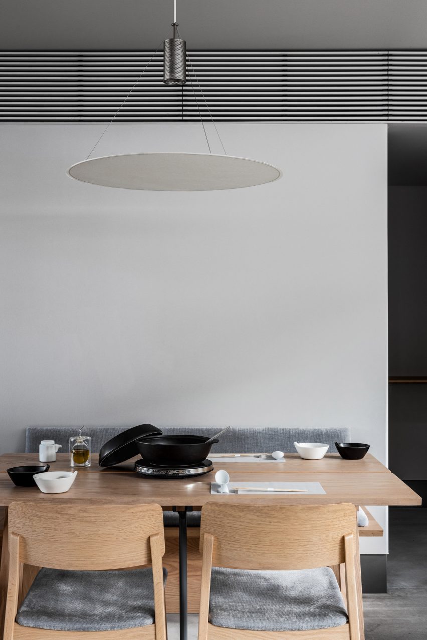 Washi papírová lampa o stole v restauraci