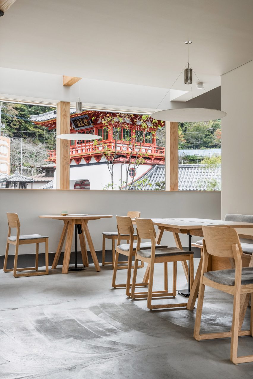 Dřevěný nábytek uvnitř tofu restaurace Saga