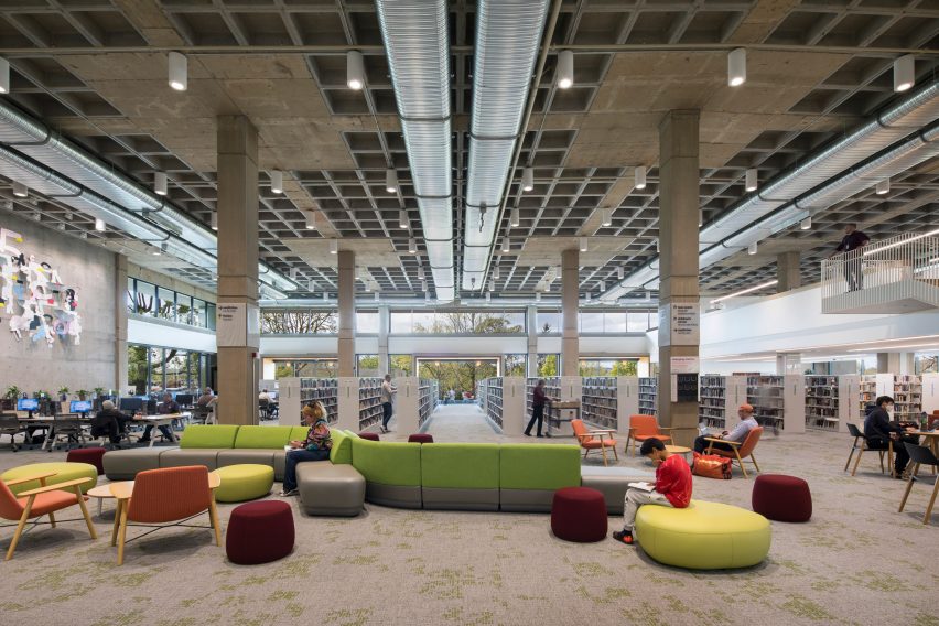 Estanterías en cuclillas en la Biblioteca Pública de Salem por Hacker Architects
