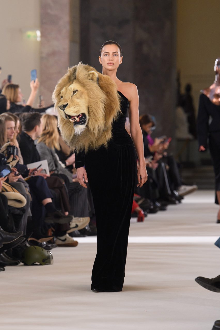 Fotografie Iriny Shayk s falešnou lví hlavou v Schiaparelli