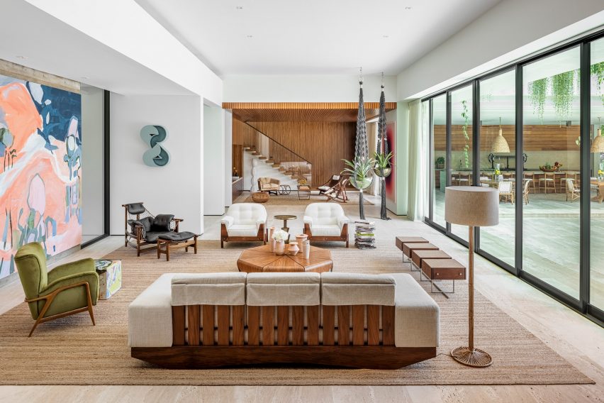 Paredes blancas y muebles neutrales dentro de la mansión de Miami por Strang Design