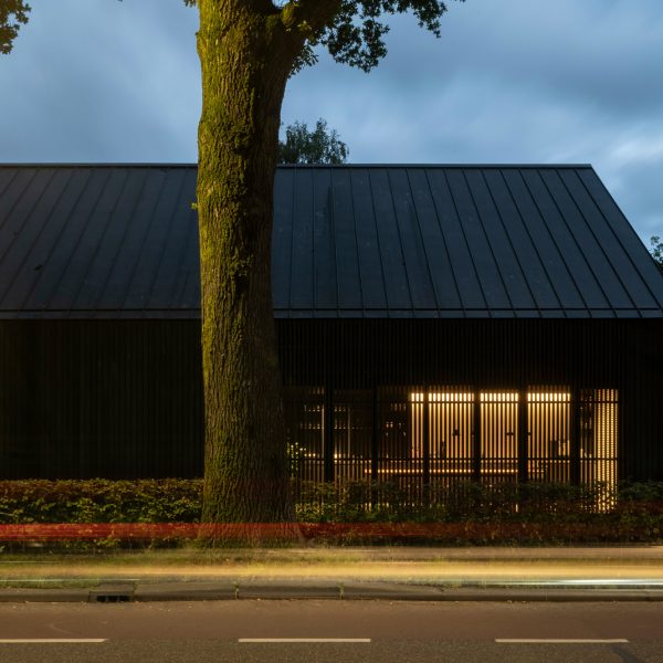 pegs i tilfælde af molekyle Studio Space and Studio REDD create black timber barn for own office