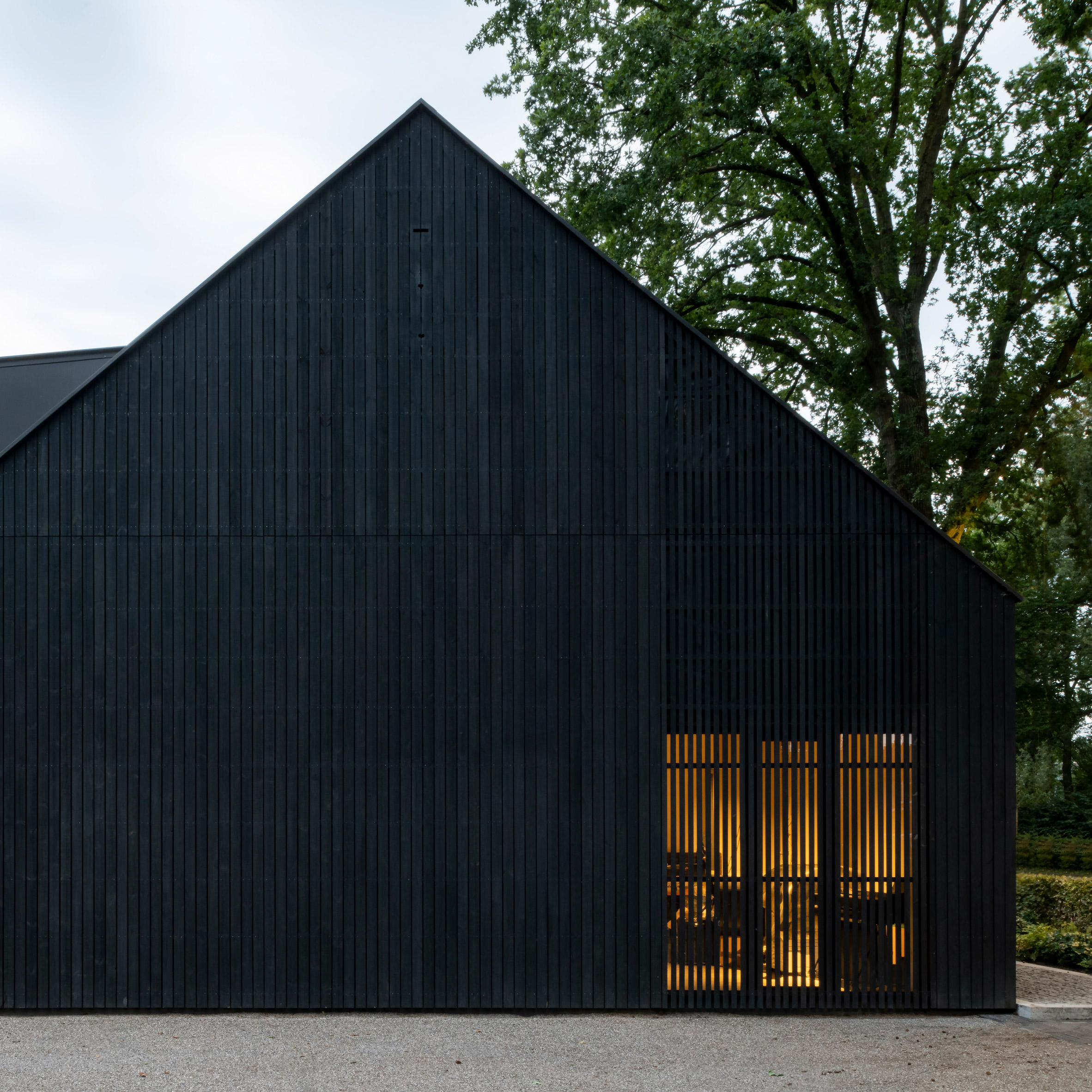 pegs i tilfælde af molekyle Studio Space and Studio REDD create black timber barn for own office
