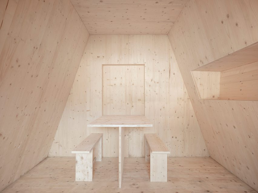 Interior de cabina revestido de madera diseñado por Bureau