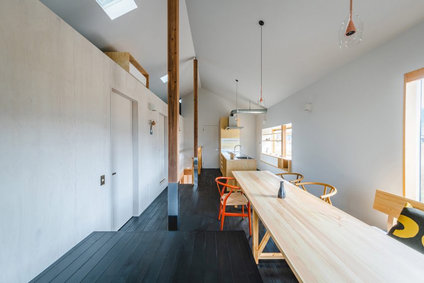Dining area in a Japanese house by Ushijima Architects