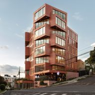 Urlo Studio completes stacked pigmented-concrete complex in Quito