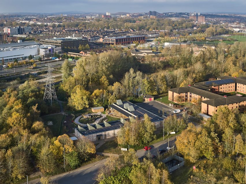 Вид с воздуха на детский сад Стаффордширского университета