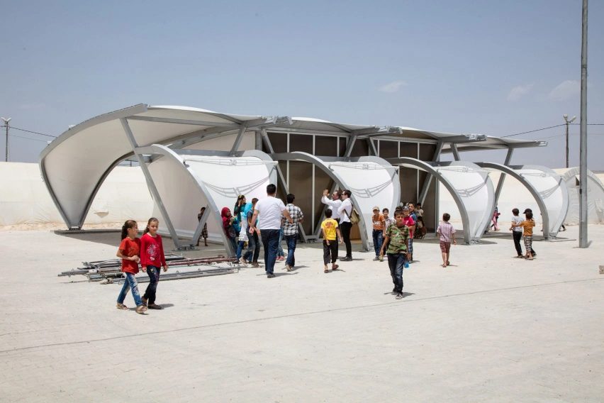 Aulas de carpa modulares para refugiados por Zaha Hadid Architects