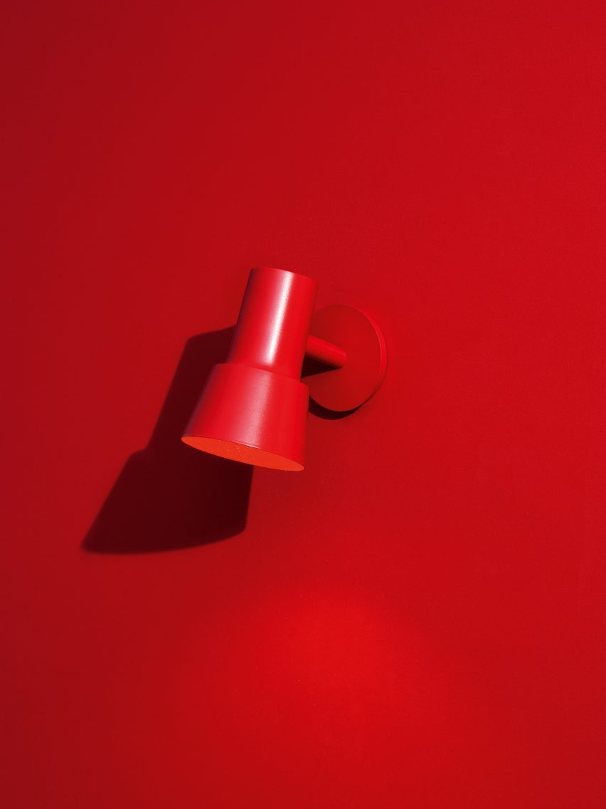 Красная настенная лампа на красной стене