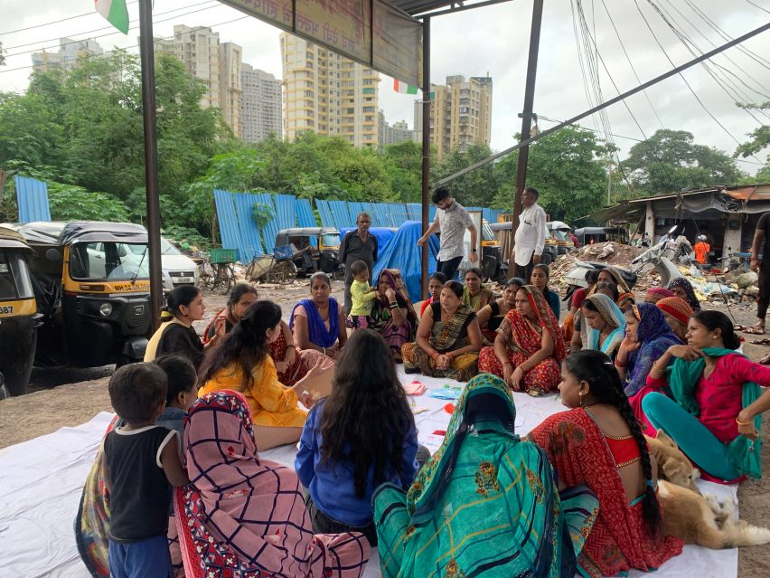Skupina žen v Indii sedí v kruhu