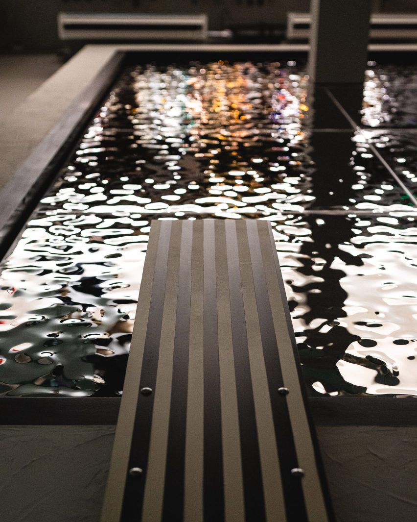 Instalación de techo de piscina en restaurante chino por Atelieramo