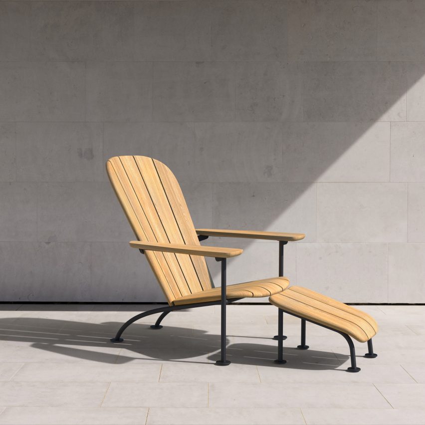 Dřevěná židle s opěrkou nohou v betonové ploše