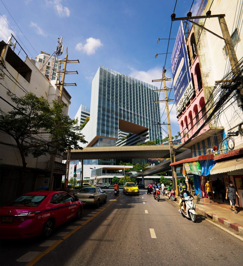 Pohled z ulice na Cloud 11 v Bangkoku