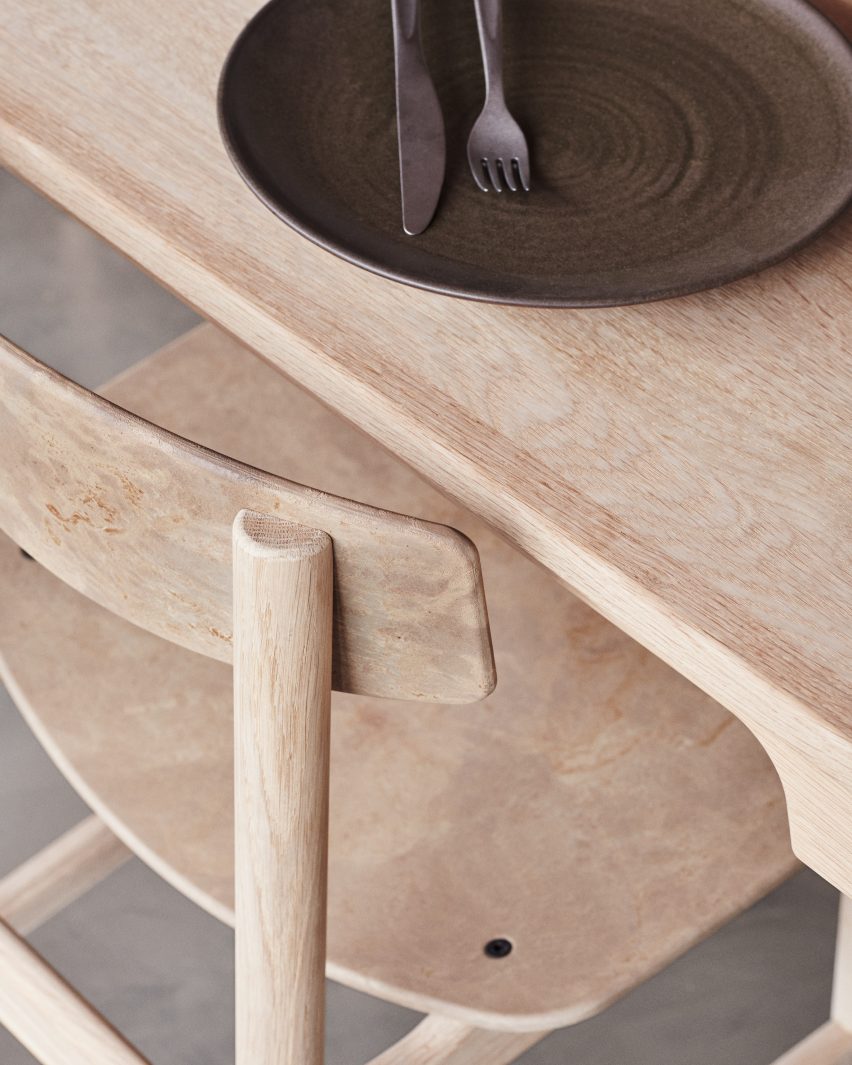 Detail dřevěného rámu a prvků židle z kompozitního materiálu